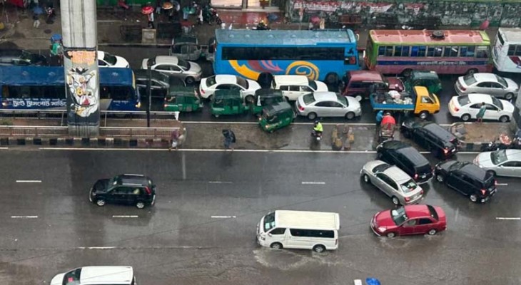 বৃষ্টিতে নাকাল রাজধানীর কর্মজীবী মানুষ